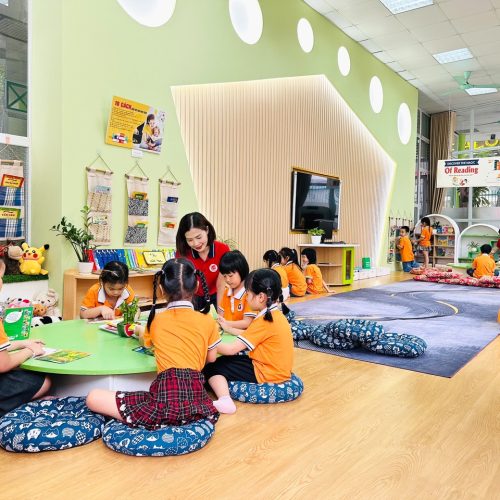 Phòng thư viện hươu cao cổ của bé