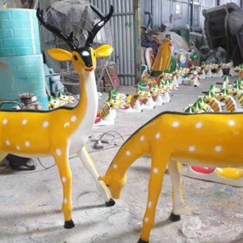 Tượng hươu nai trong vườn thú